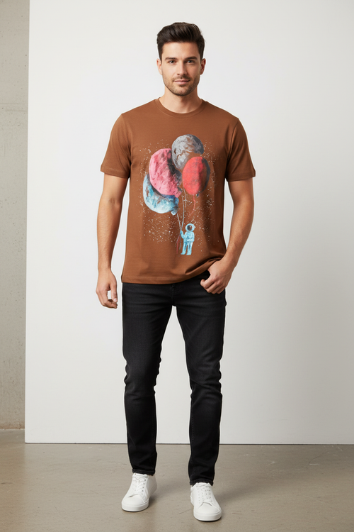 Astronaut Planet Balloon Tee – Brown model photo